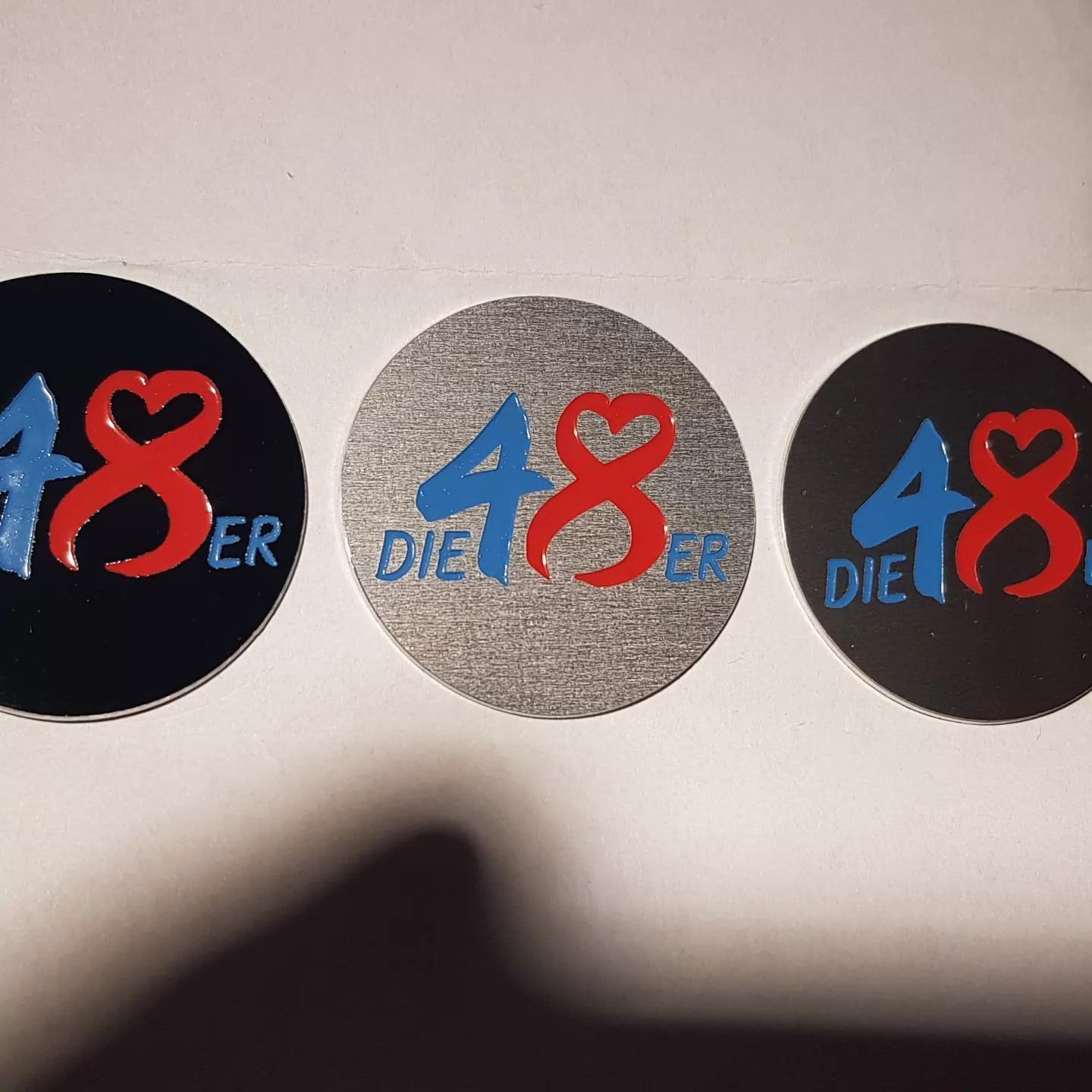 Eine Nahaufnahme eines Messing-Türgriffs an einer Tür.