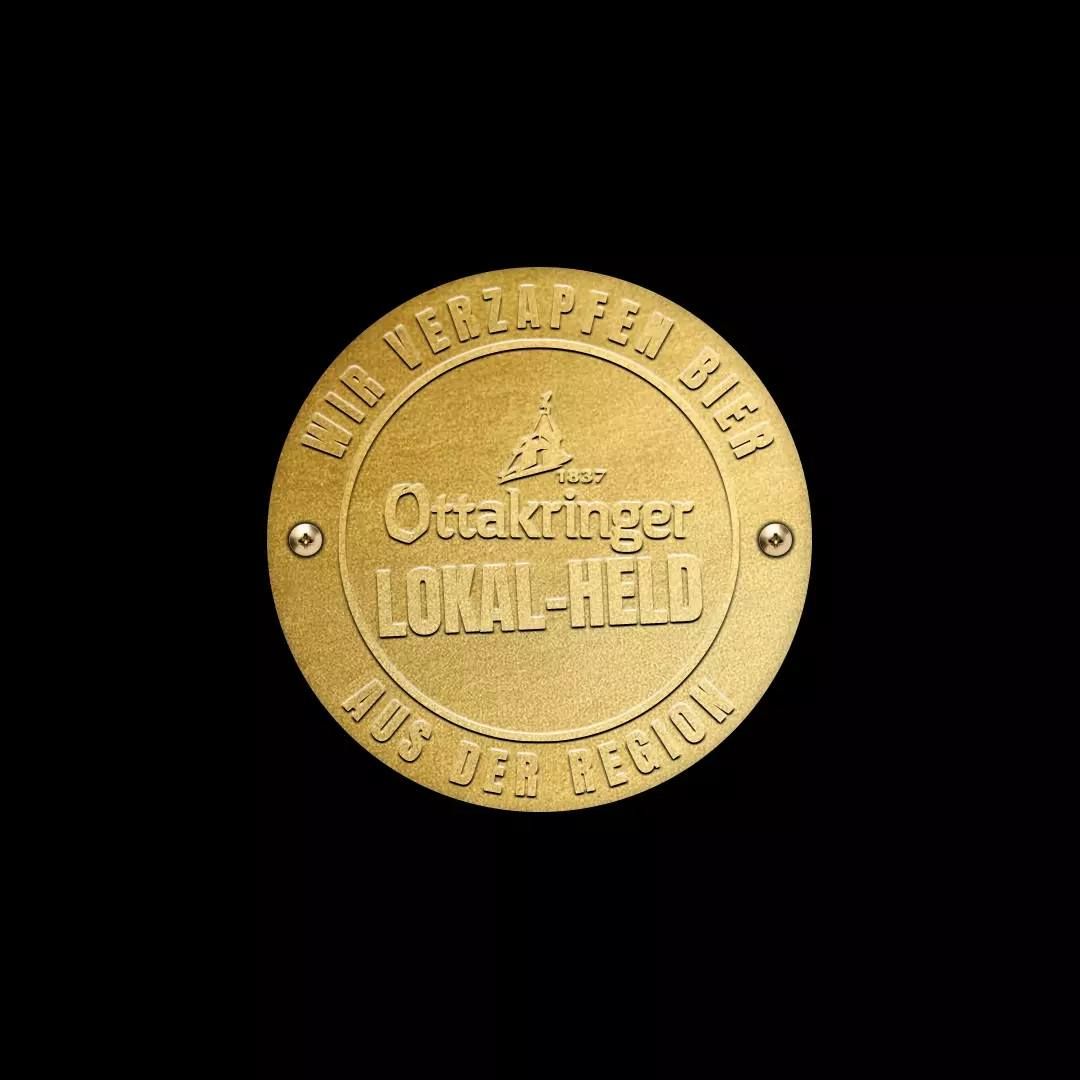 Eine Maschine graviert einen Namen in ein Stück Metall