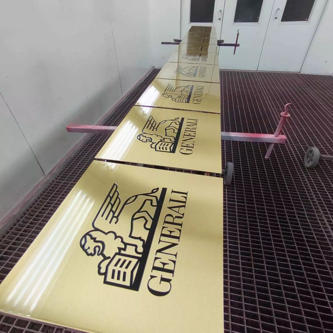 Eine Nahaufnahme eines Fahrradpedals auf einer weißen Oberfläche.