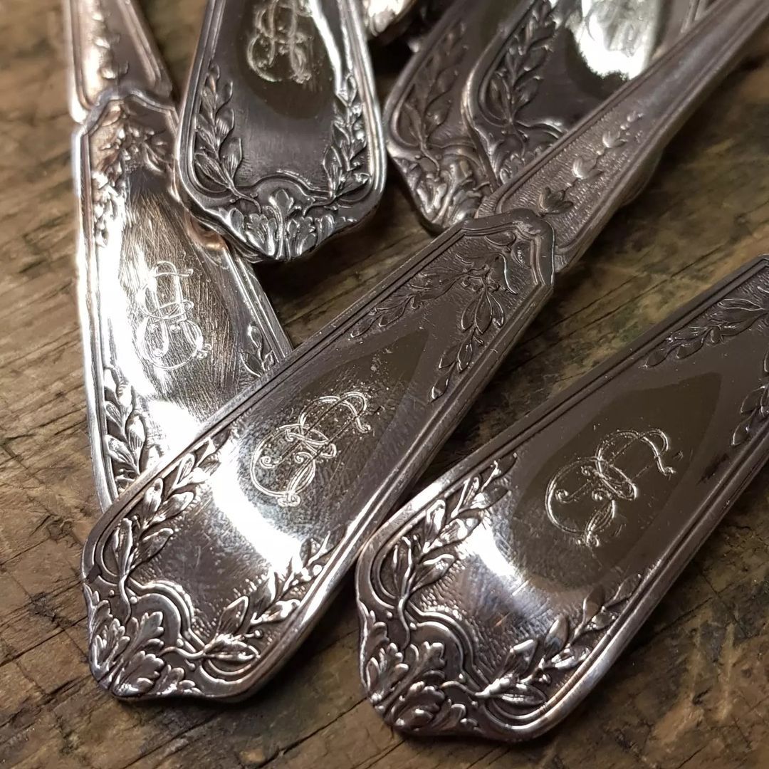 Eine Nahaufnahme eines Fahrradpedals auf einer weißen Oberfläche.