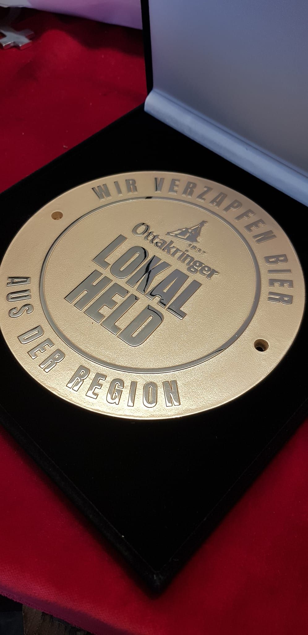 Eine Nahaufnahme eines Fahrradpedals auf einer weißen Oberfläche.