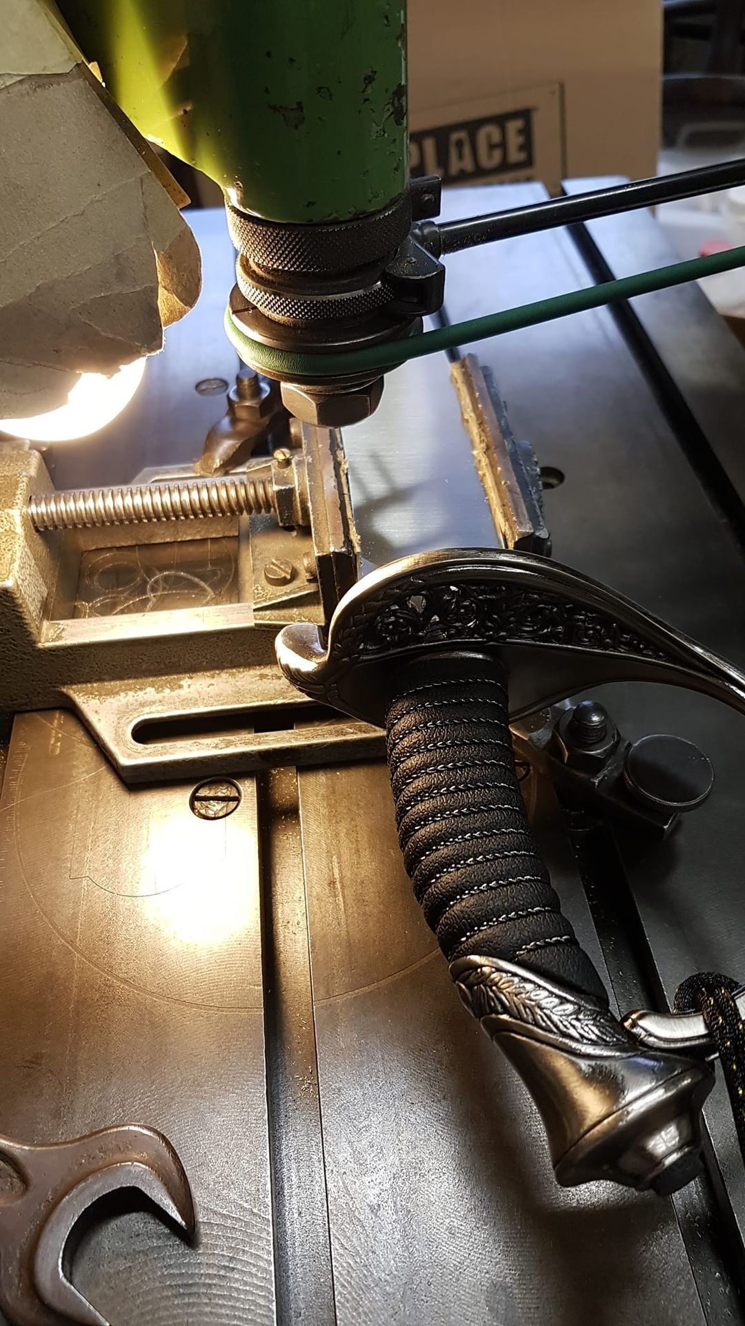 Aus einem Stück Holz wird ein Stück Metall geschnitzt.