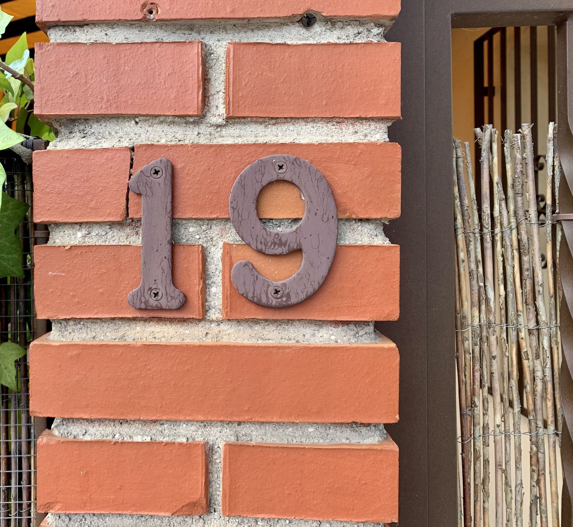 Ein graviertes Schwert liegt auf Steinboden.