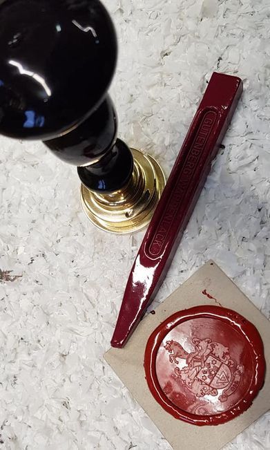 Ein graviertes Schwert liegt auf Steinboden.