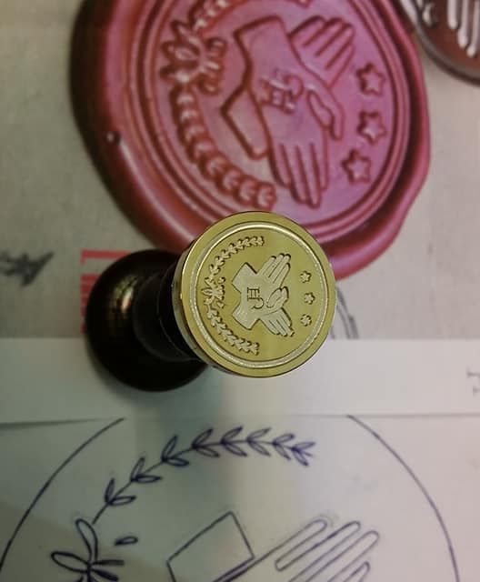 Eine Nahaufnahme eines Fahrradpedals auf einer weißen Oberfläche.