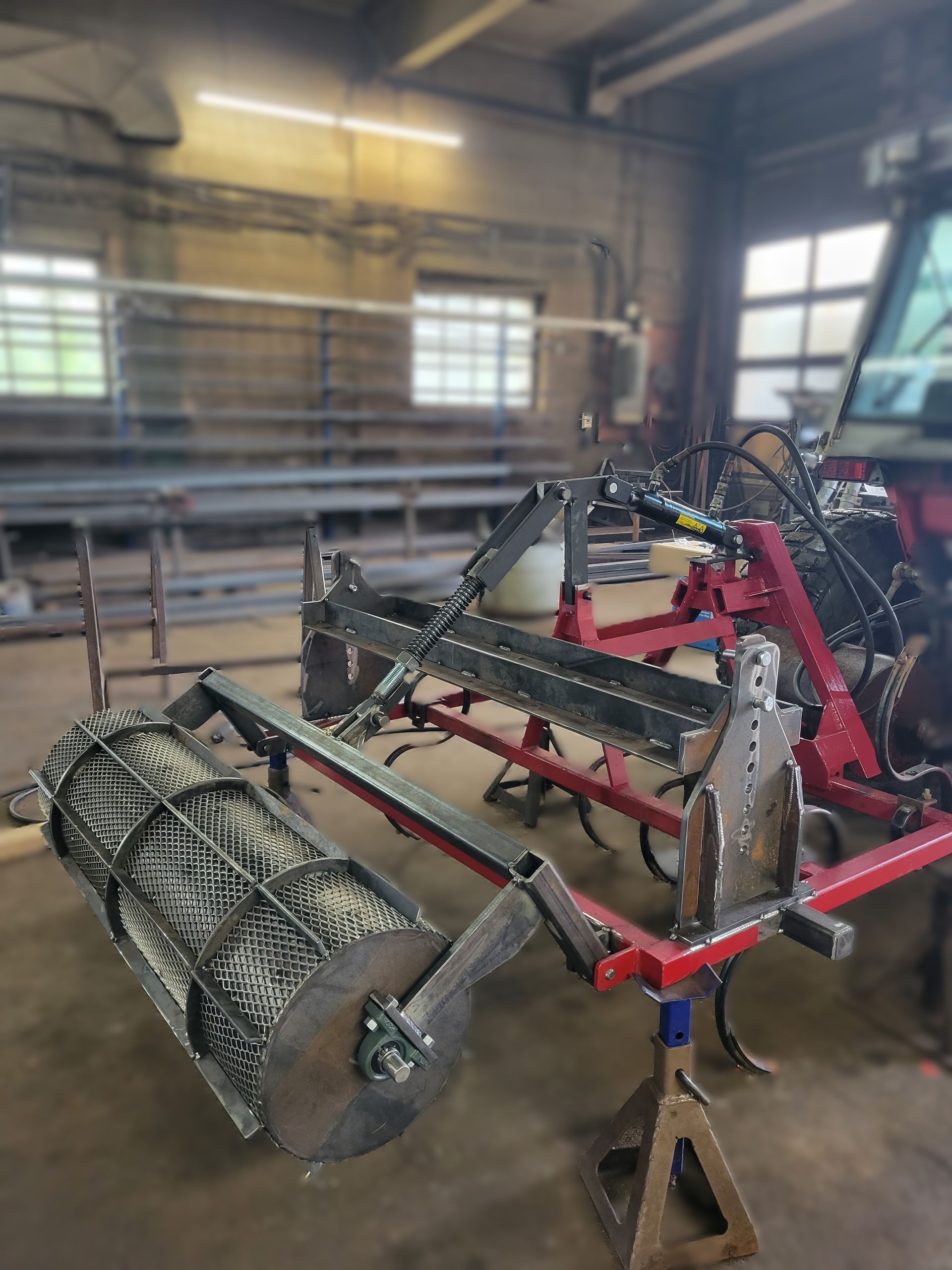 Une machine est assise sur un support en bois dans un garage.
