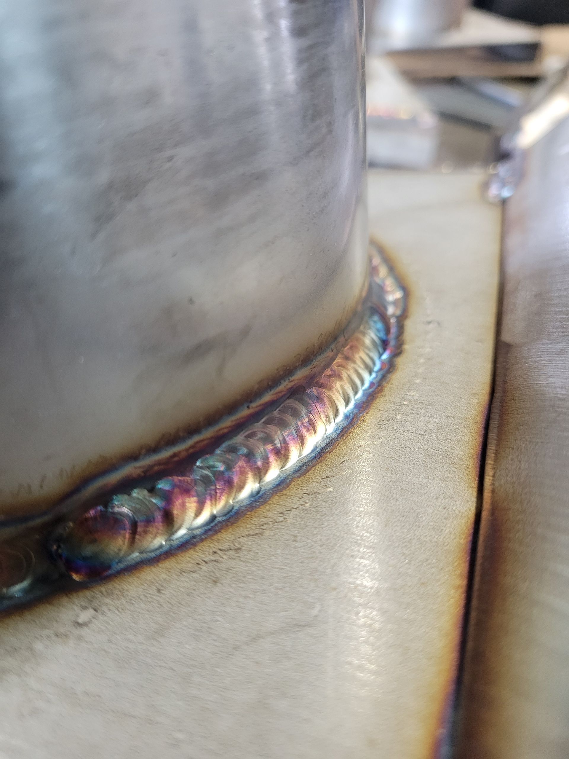 Un gros plan d'un joint de soudure sur un morceau de métal.