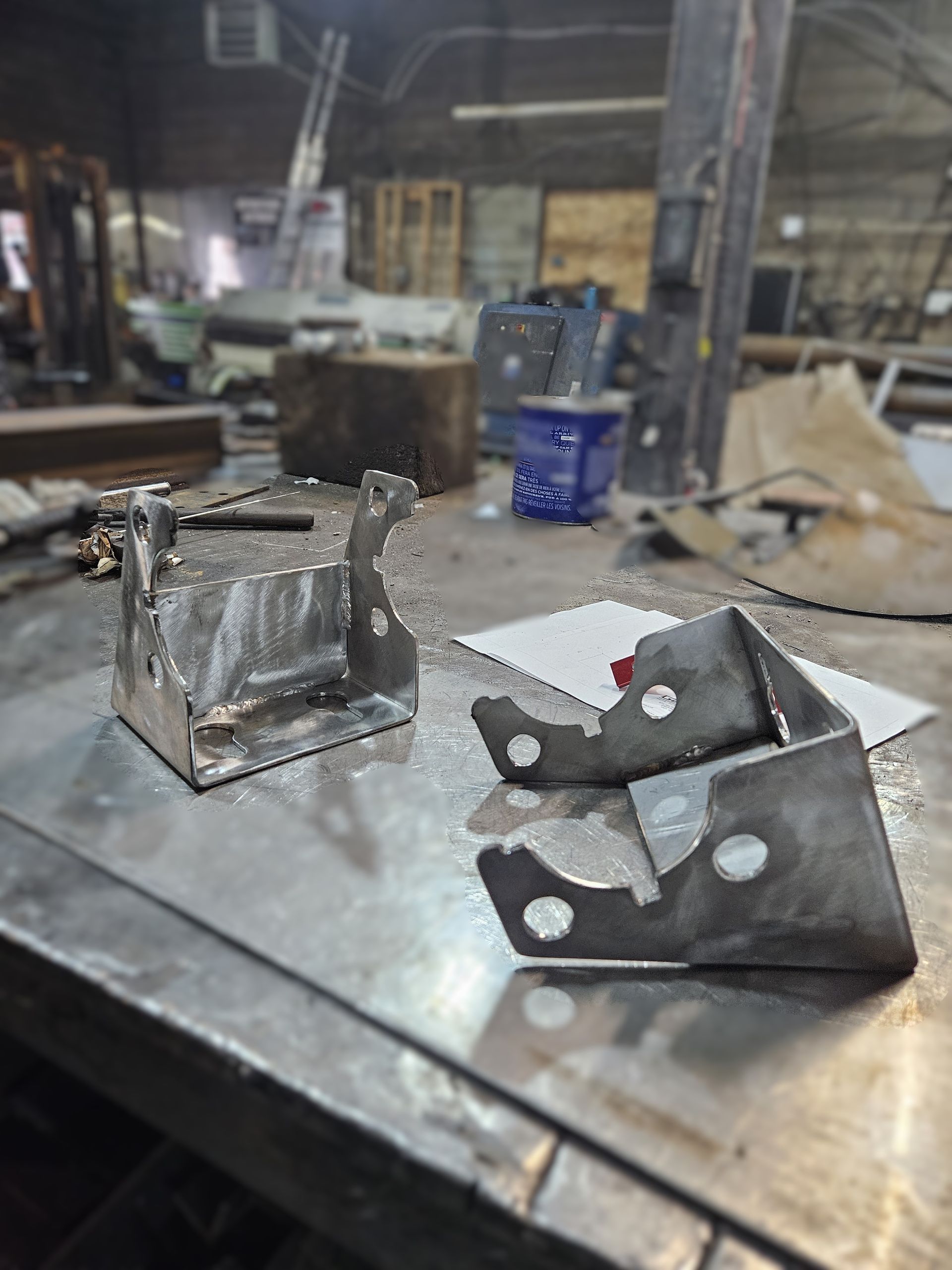 Quelques pièces de métal posées sur une table en métal.