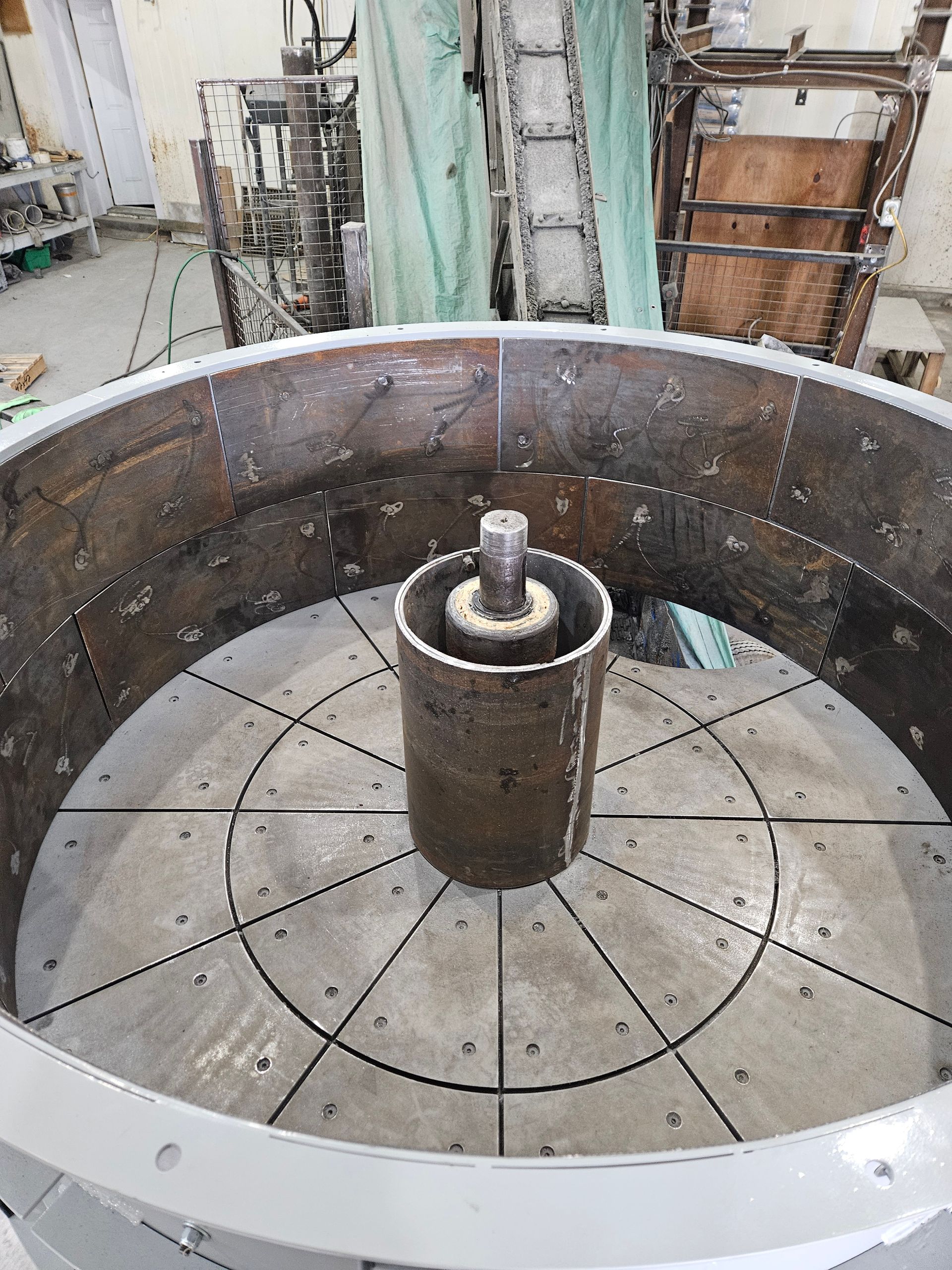 Un grand anneau en métal avec un cylindre au milieu.