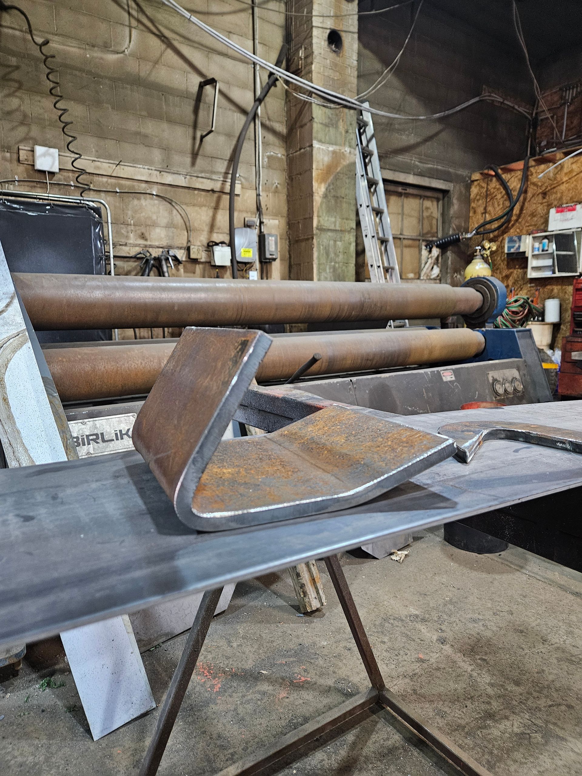 Un morceau de métal est posé sur une table dans une usine.