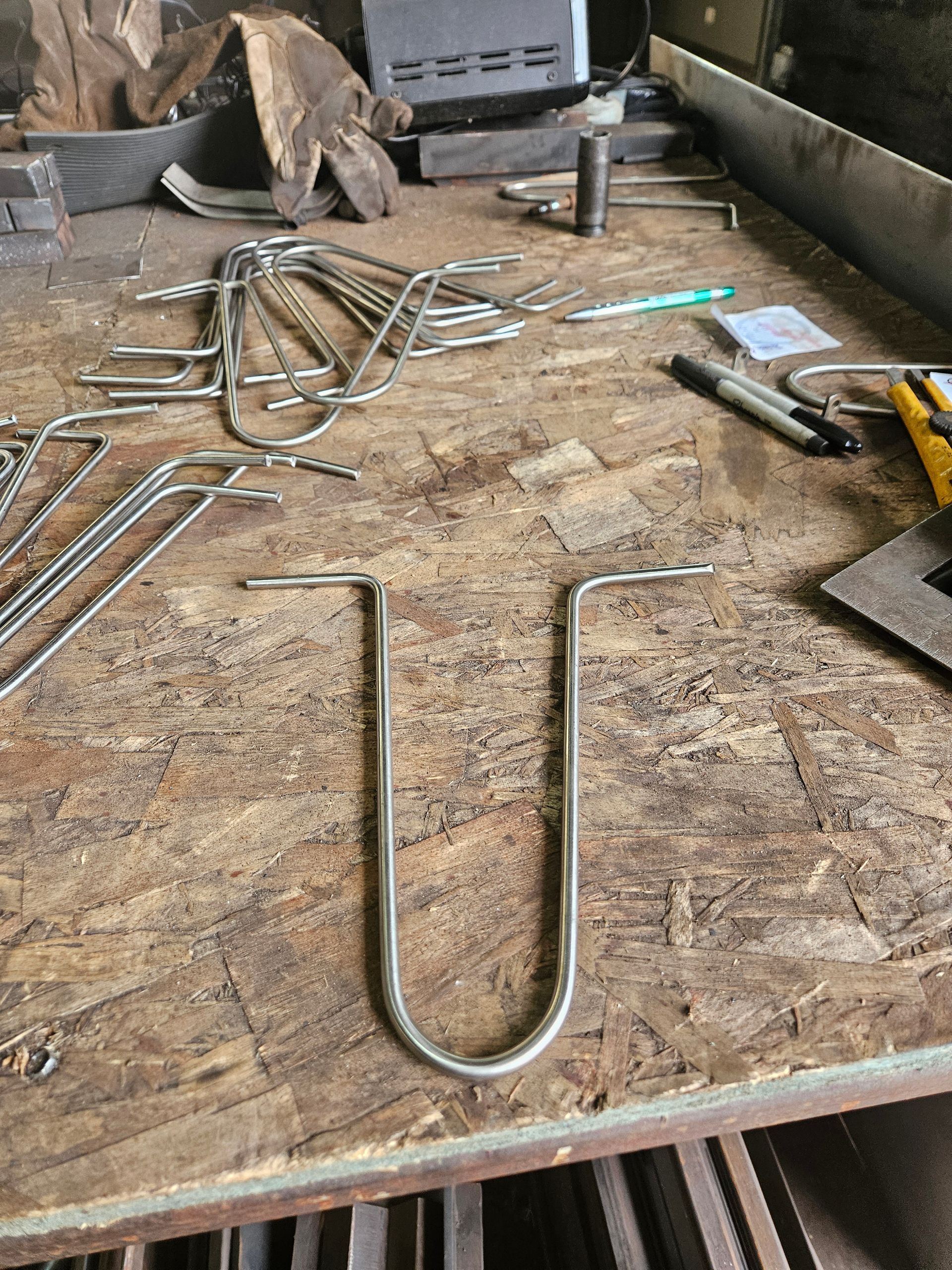 Un morceau de métal est posé sur une table en bois.