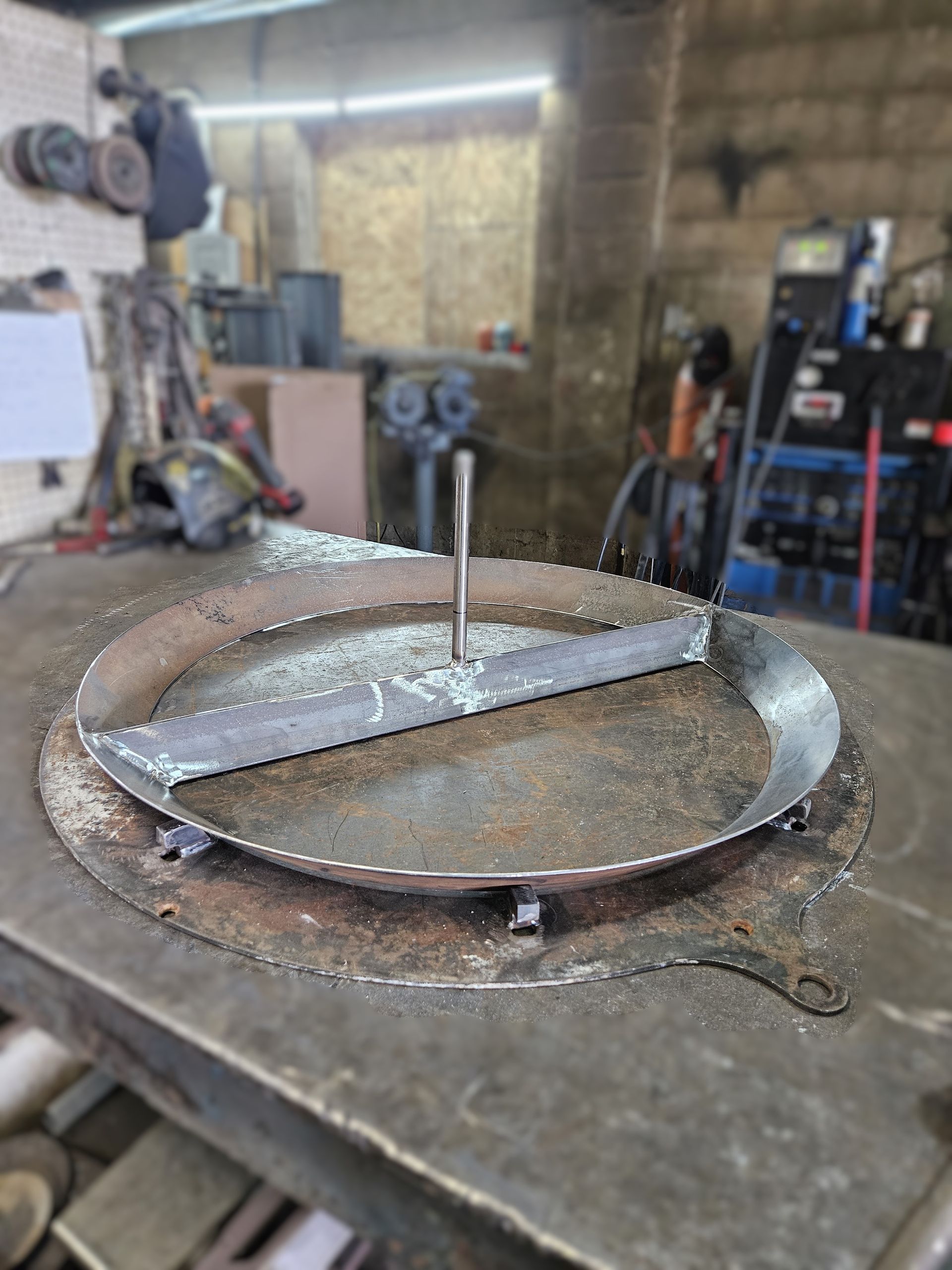 Un objet métallique rond est posé sur une table en métal.