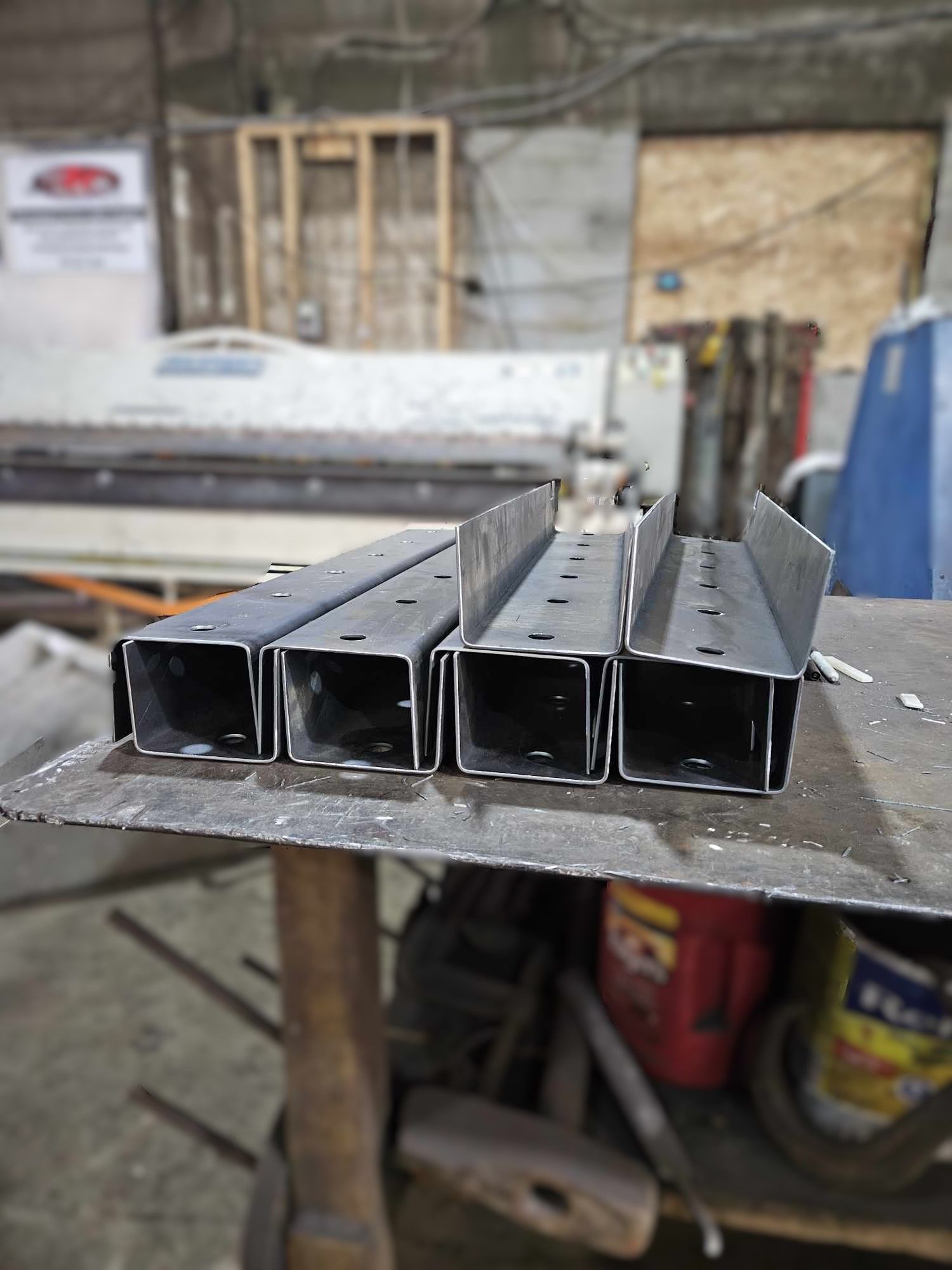 Un tas de tubes métalliques sont posés sur une table.