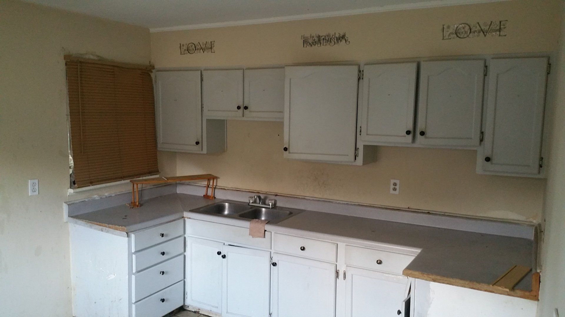 kitchen before KCG maintenance and remodel