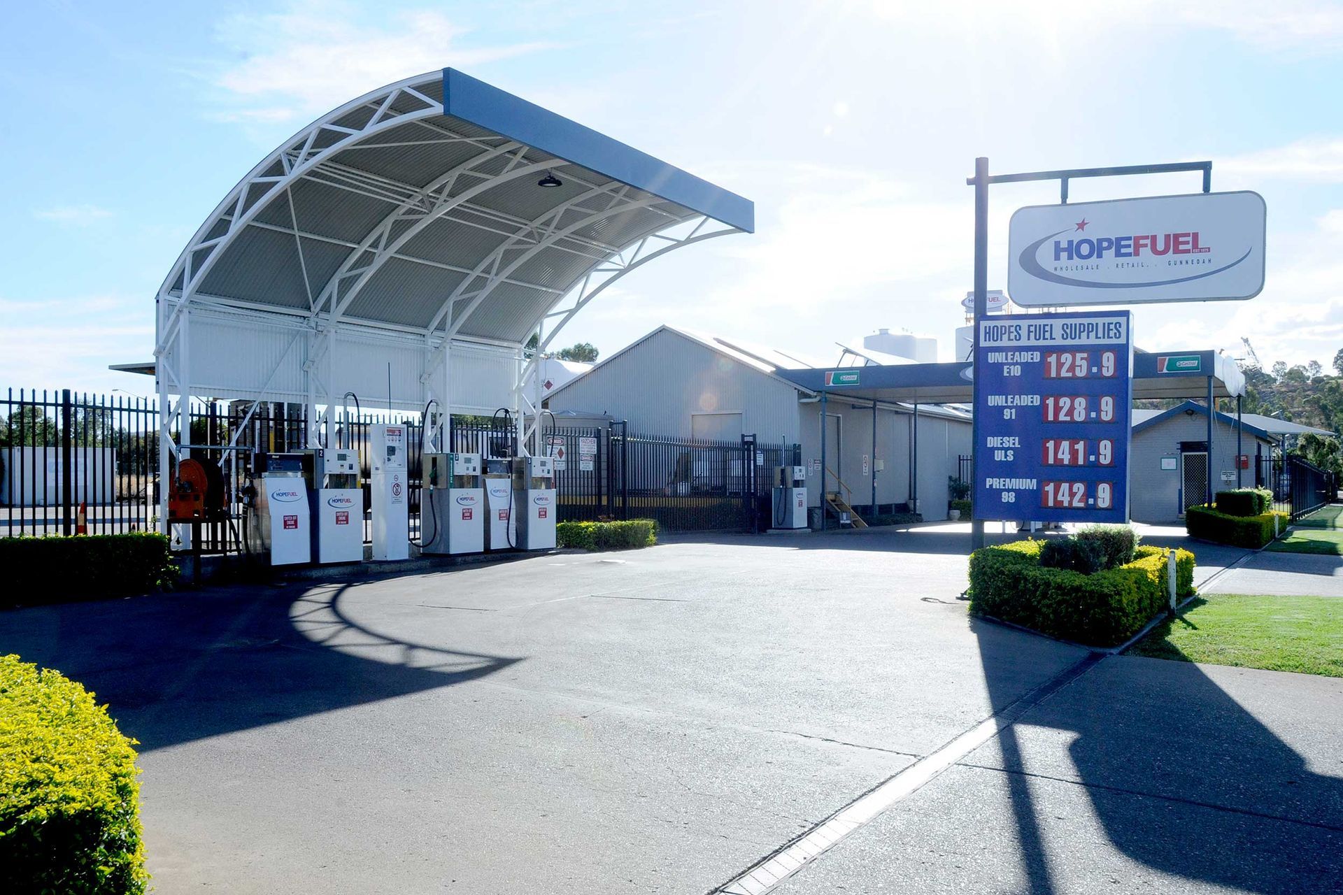 A gas station with a sign that says hopefuel