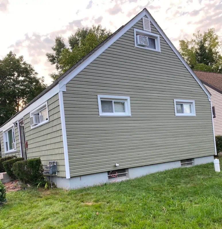 A house with a roof that has a triangle on it