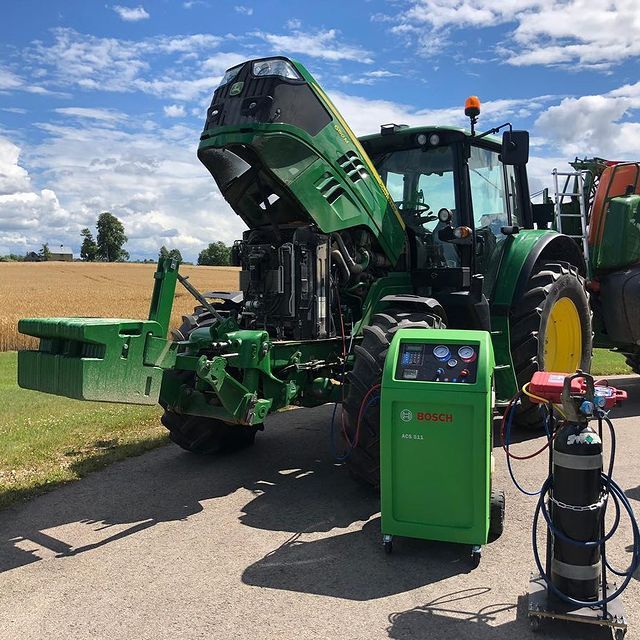 Bosch apkopj zaļu traktoru ar augšējo pārsegu