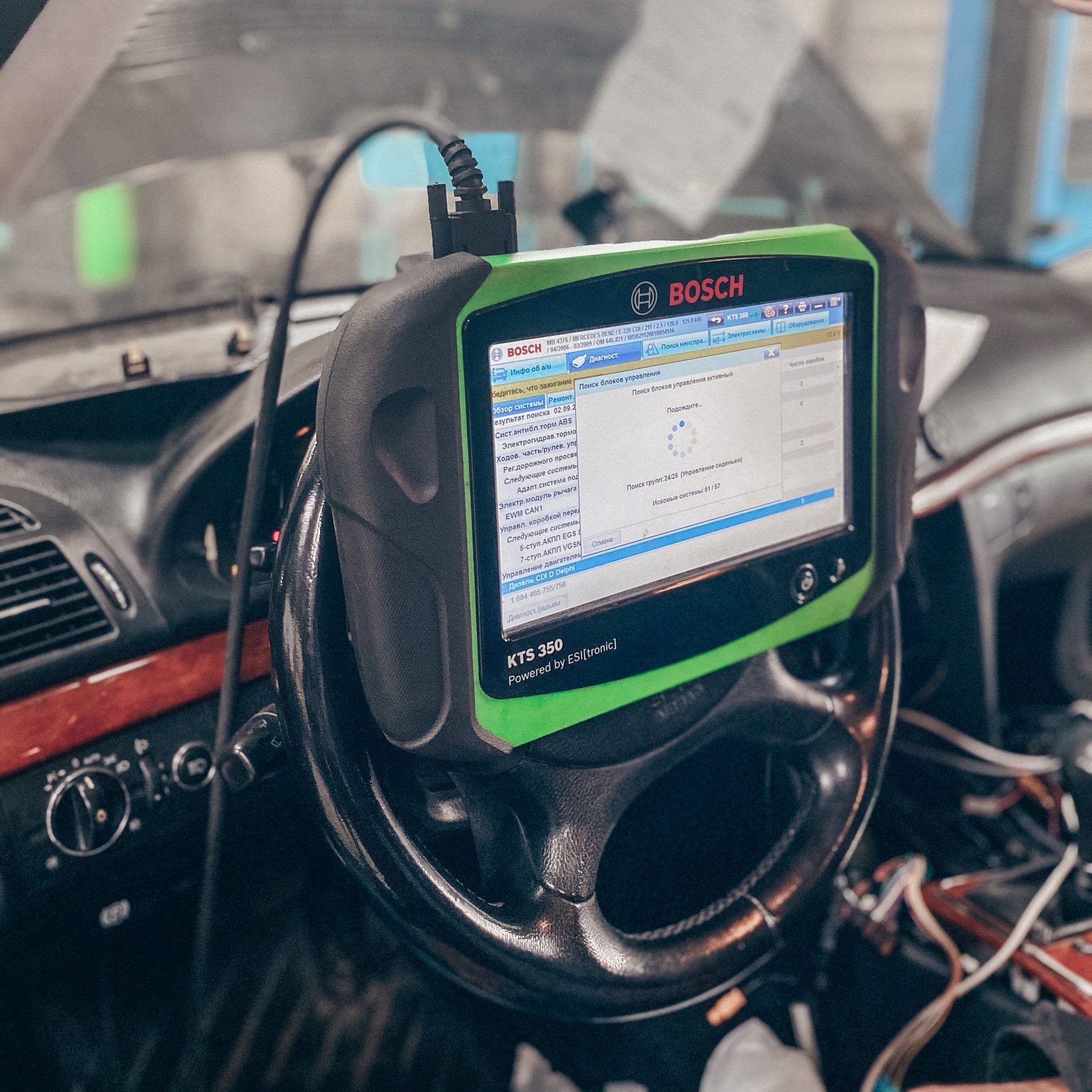 Bosch ierīce ir piestiprināta pie automašīnas stūres