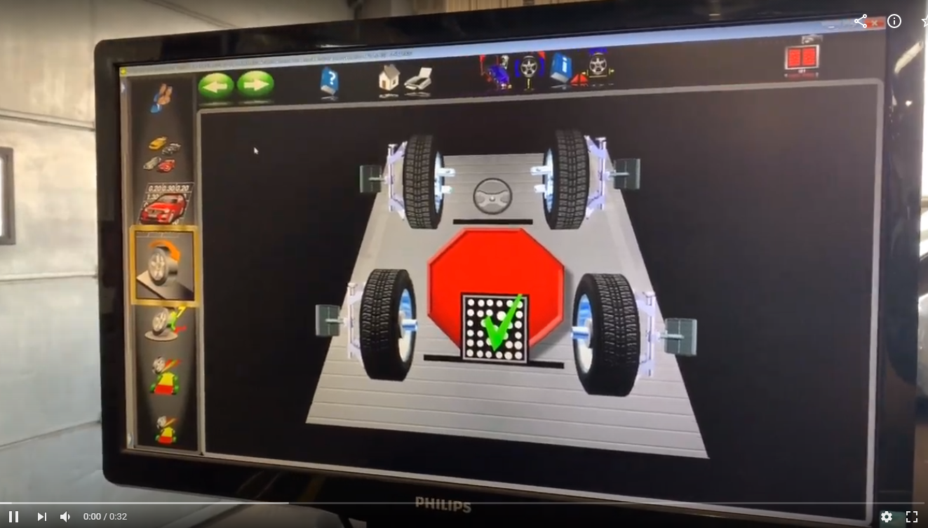 Datora monitors ar automašīnas 3D modeli