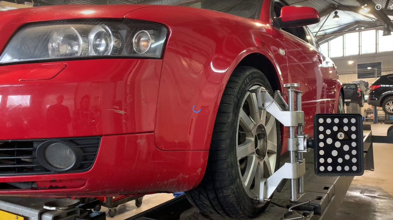 Sarkana mašīna garāžā tiek pielīdzināta mašīnai.