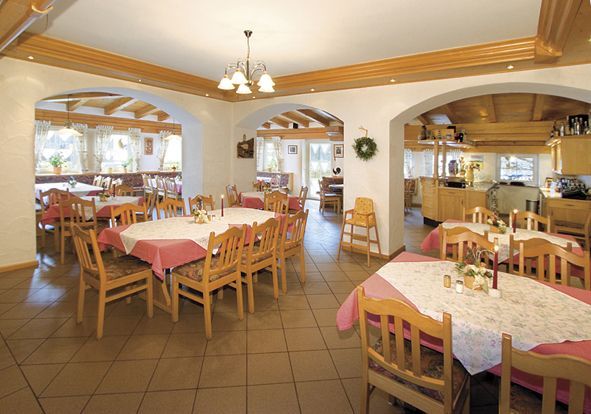 Ein großer Raum mit Tischen und Stühlen