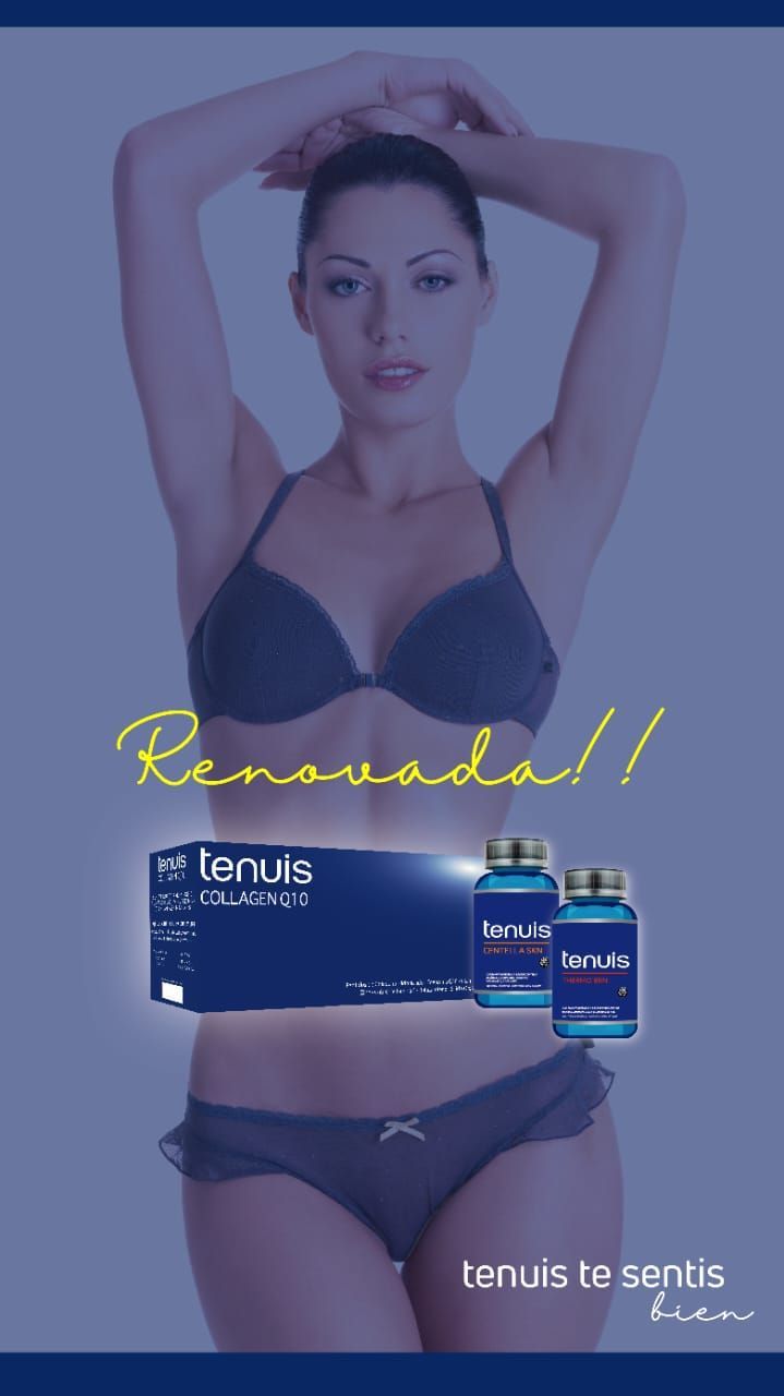 Una mujer en ropa interior negra está de pie junto a una caja de lenus.