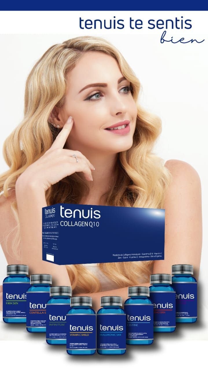 Una mujer está de pie junto a una caja de cápsulas de glucosa tenuis.