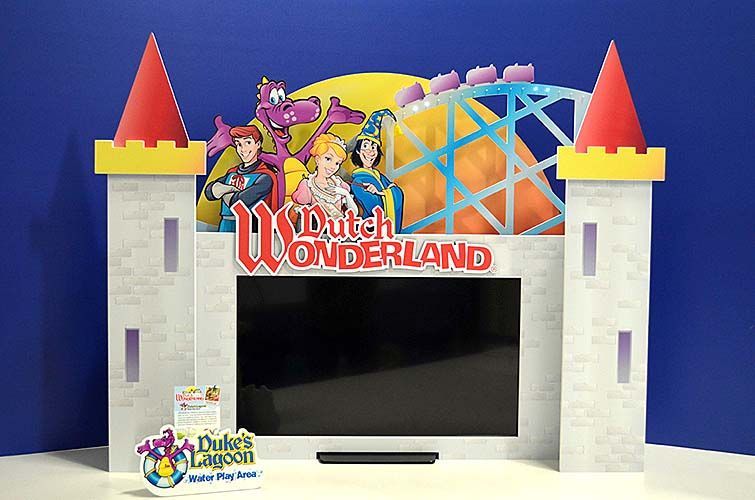 A castle with a sign that says dutch wonderland