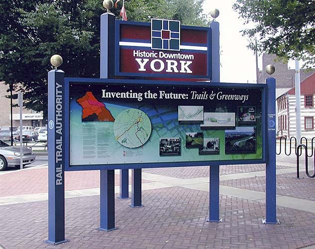 A sign that says historic downtown york on it