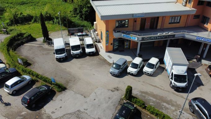 SUV grigio parcheggiato fuori da un negozio al crepuscolo