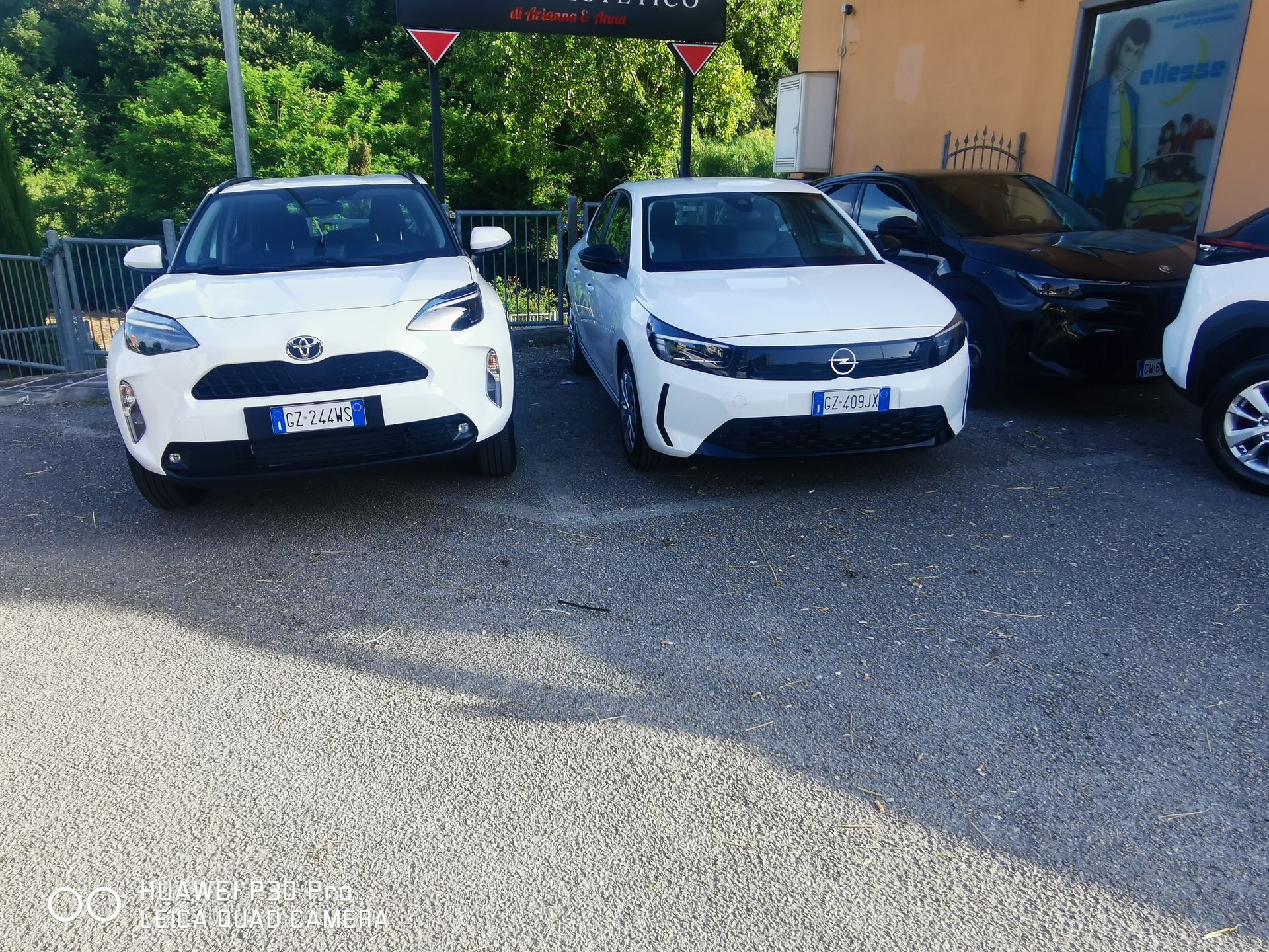 Vista interna di un'Audi Q8 con sedili, volante e console centrale in pelle nera, parcheggiata all'aperto.