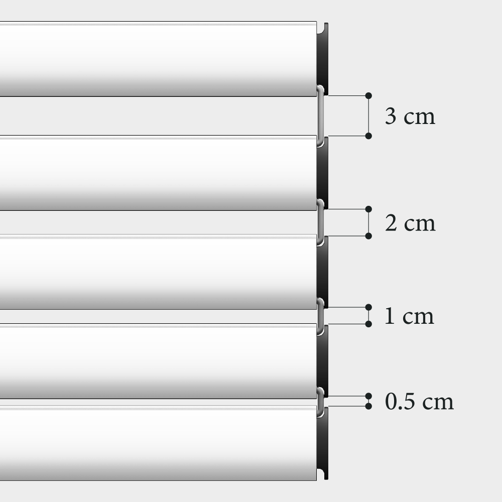 Primo piano delle veneziane bianche con misure: 3 cm, 2 cm, 1 cm e 0,5 cm tra ogni stecca.