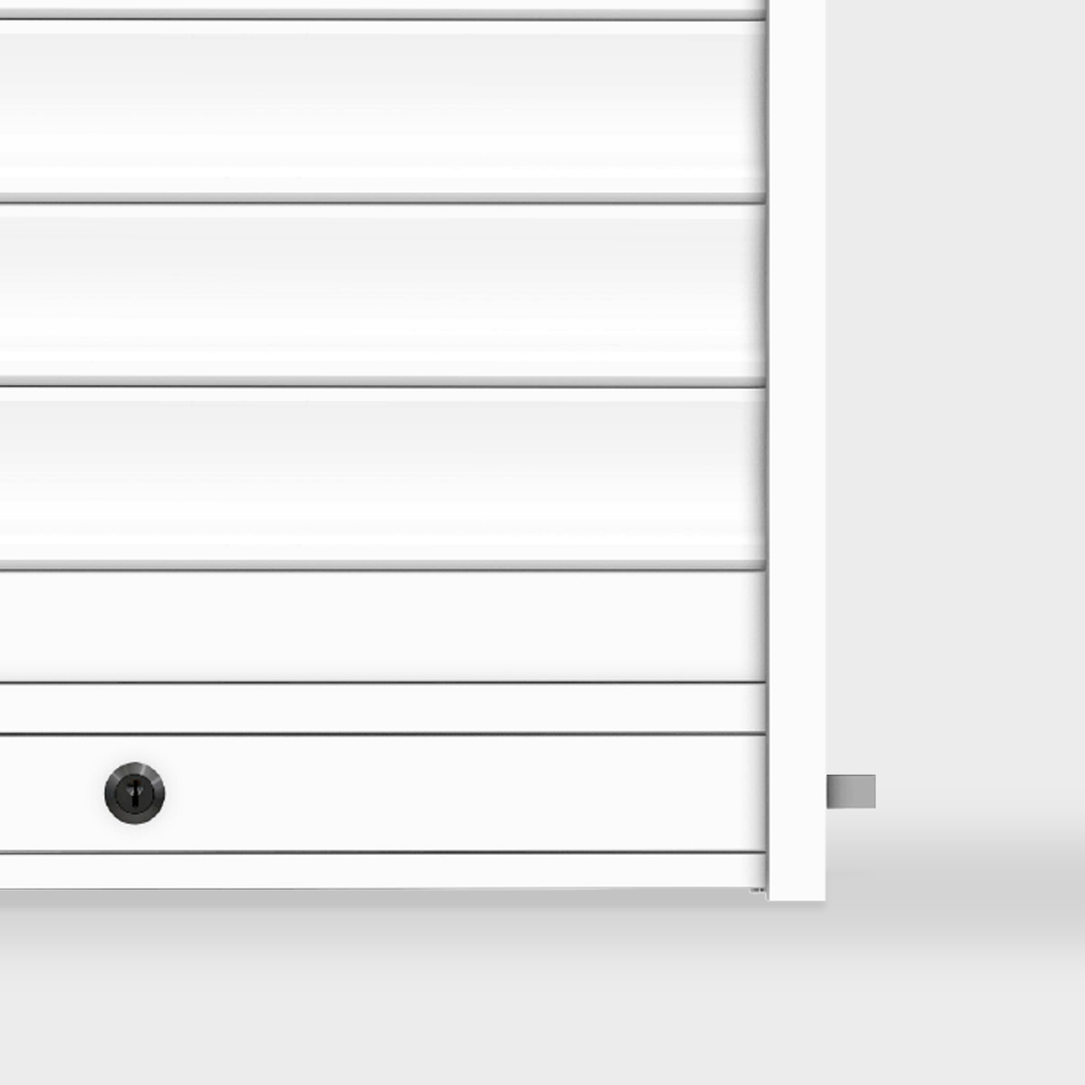 Persiane orizzontali bianche con pomolo nero e telaio bianco.