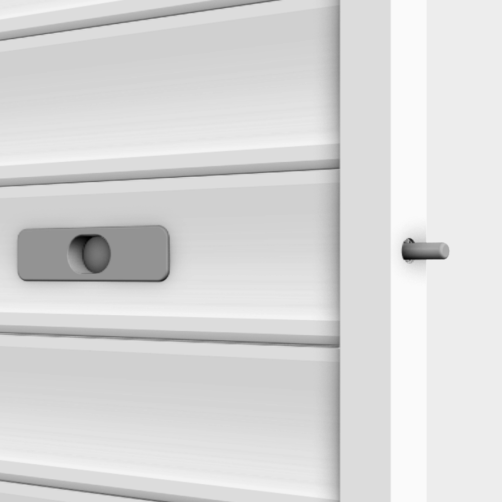 Una porta da garage orizzontale bianca con una maniglia grigia e un perno che sporge dal telaio della porta.