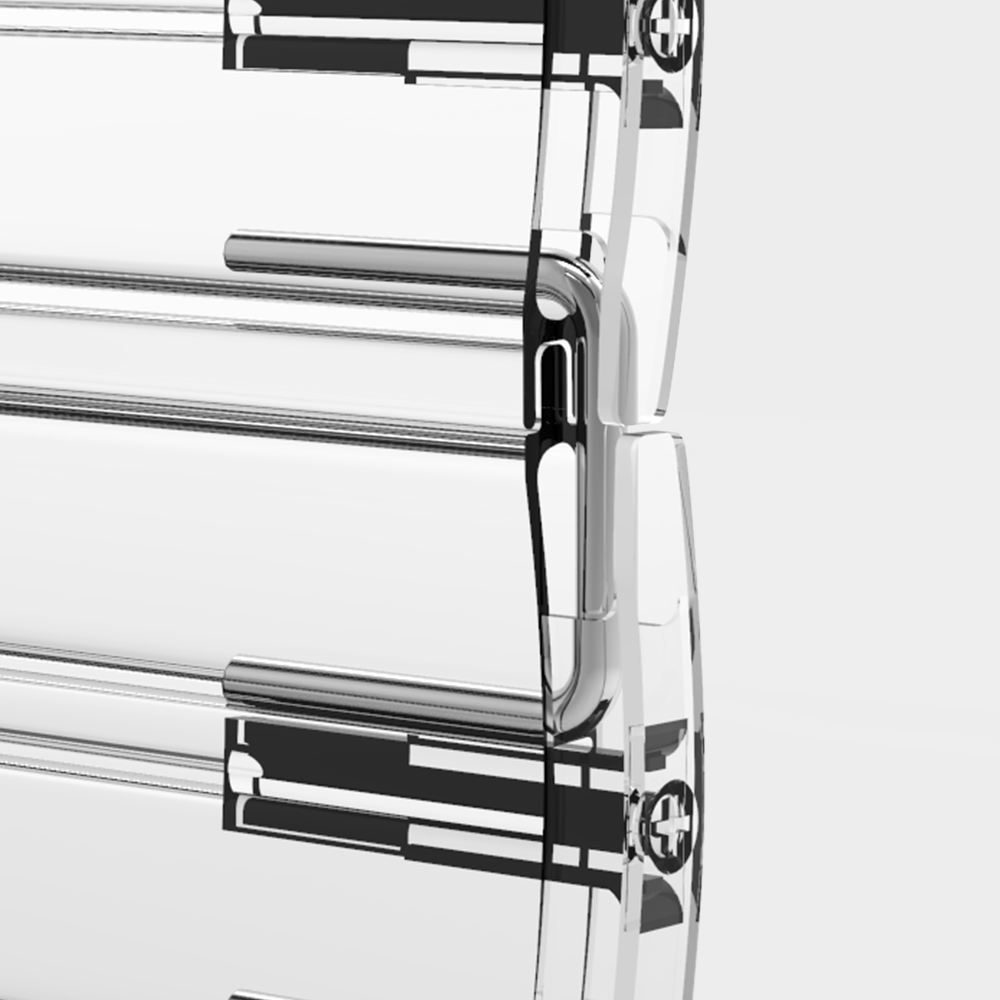 Primo piano di un oggetto in acrilico trasparente a strati con barre orizzontali e dettagli metallici, probabilmente un espositore o un contenitore.