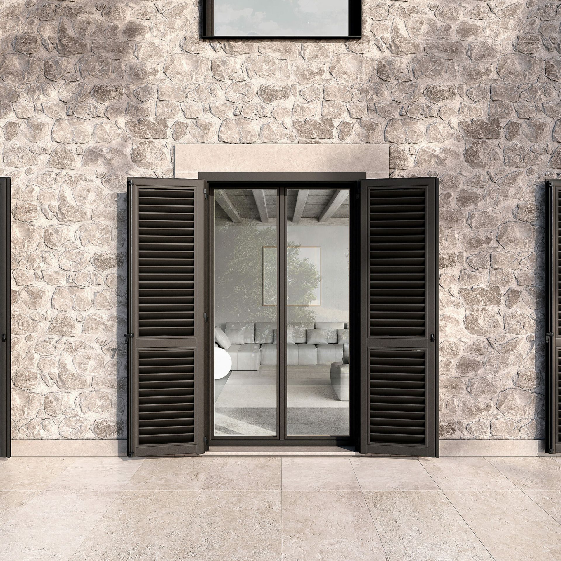 Una porta con cornice scura e persiane aperte su un muro di pietra, che rivela uno scorcio di un luminoso soggiorno.
