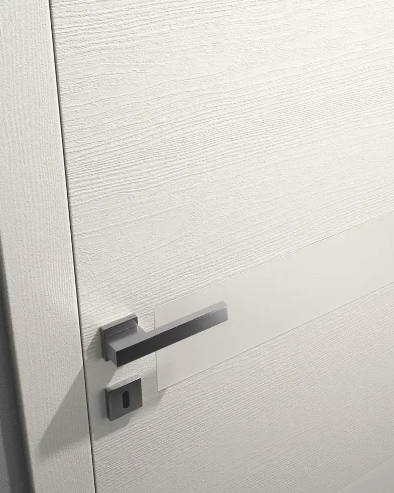 Porta interna bianca con pannello orizzontale, maniglia quadrata in metallo e serratura.