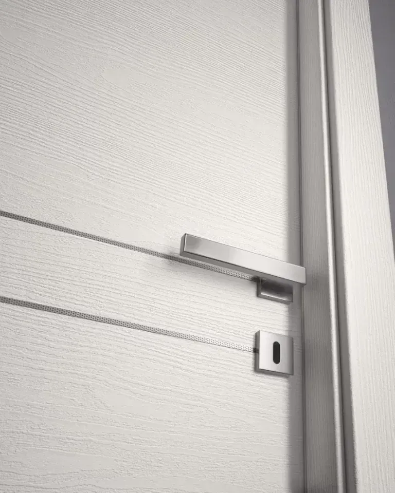 Porta interna bianca con maniglia orizzontale in argento spazzolato e piastra per serratura.