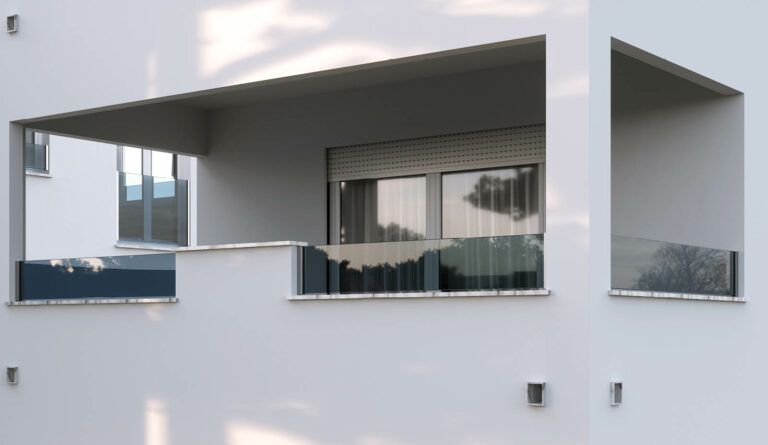 Moderno edificio bianco con balconi dotati di ringhiere in vetro e finestre oscurate.