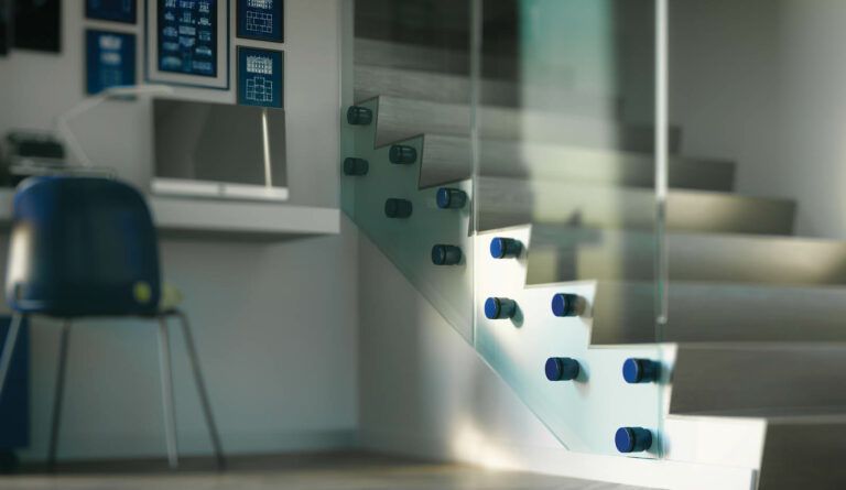 Interno moderno con scala in vetro protetta da distanziatori blu, area di lavoro sullo sfondo.