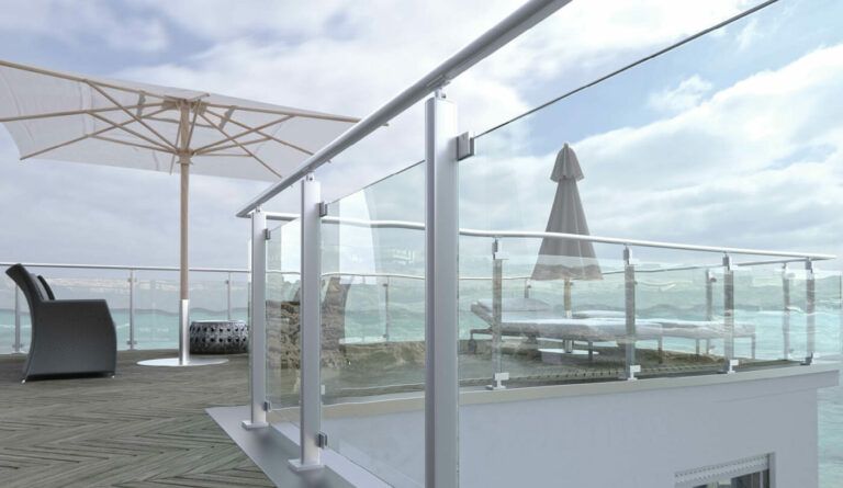 Un moderno ponte con ringhiere in vetro che si affaccia sull'oceano, arredato con sedia, sdraio e ombrelloni.
