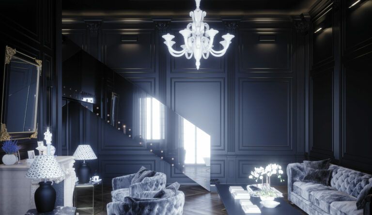 Lussuoso soggiorno buio con pannelli neri, lampadario, scala e mobili in velluto. La luce del sole filtra attraverso una porta.