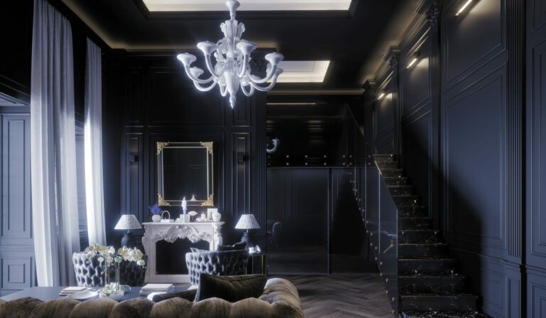 Interni scuri ed eleganti con lampadario, camino e scala. La stanza è dipinta in tonalità scure con accenti bianchi.