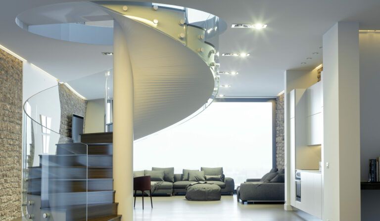 Interni moderni con scala a chiocciola, soggiorno con divani grigi e ampia finestra. Toni neutri e illuminazione a incasso.