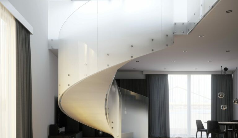 Una moderna scala a chiocciola bianca con balaustre in vetro domina un interno luminoso e minimalista. Tende nere incorniciano una grande finestra.