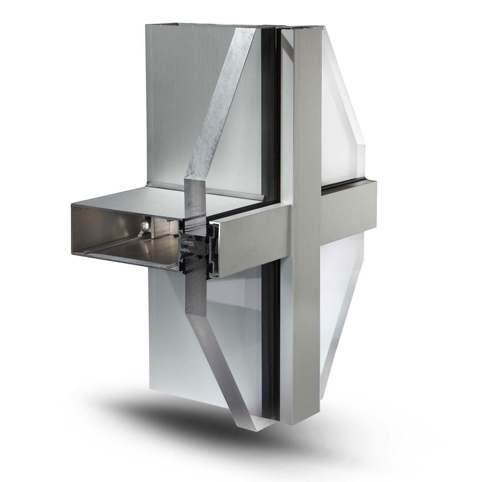 Vista in sezione trasversale di un sistema di facciata continua metallica, con struttura in acciaio inossidabile e pannello in vetro. Mostra i dettagli strutturali e di fissaggio.