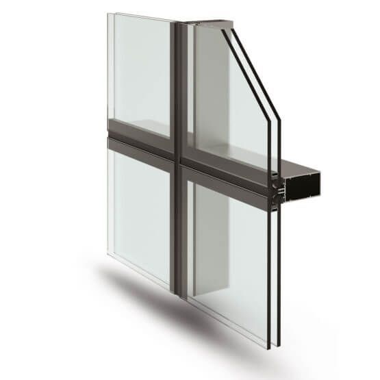 Schema architettonico in sezione che mostra una facciata continua in vetro con struttura in metallo scuro. Il vetro è trasparente e sembra essere a doppio vetro.