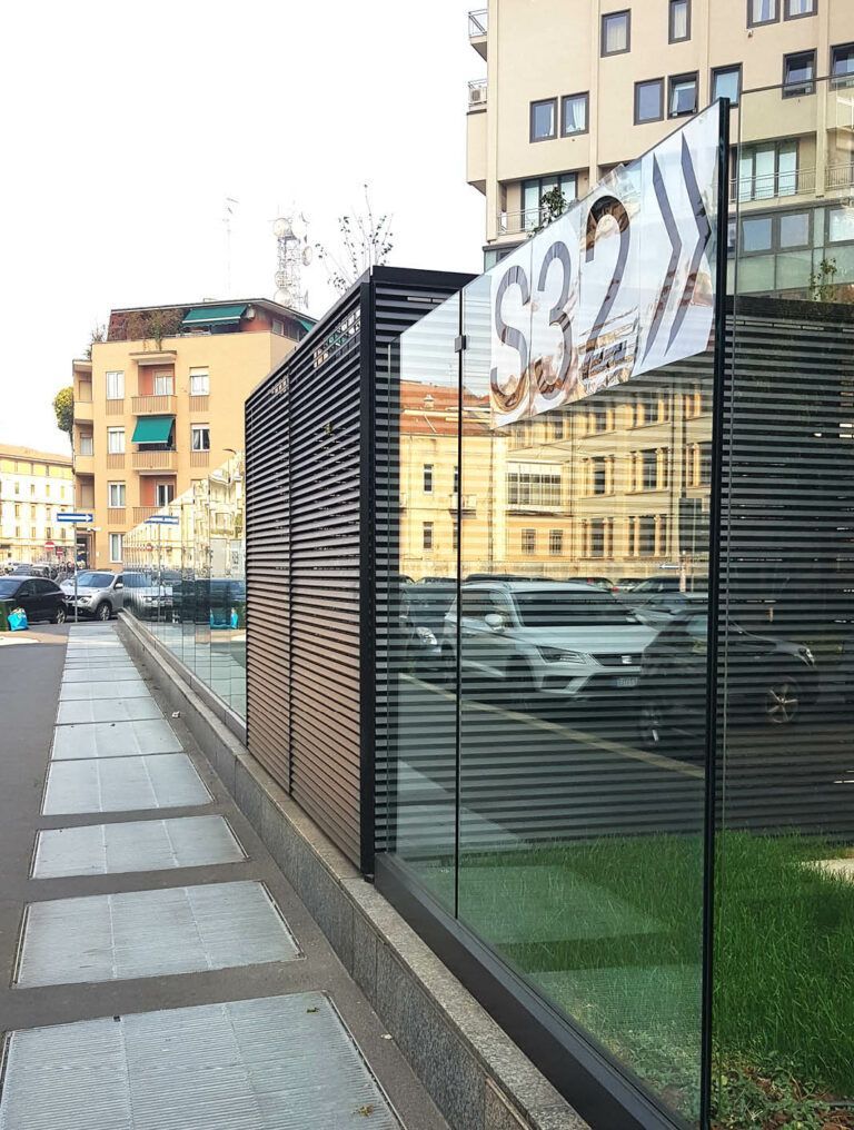 Un recinto nero e di vetro con un cartello