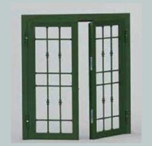 Doppia finestra verde con vetri a griglia neri; una porta è aperta.
