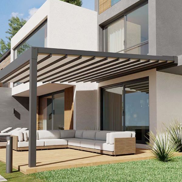 Patio moderno con pergolato grigio, sedute componibili all'aperto e una terrazza in legno accanto a una casa.